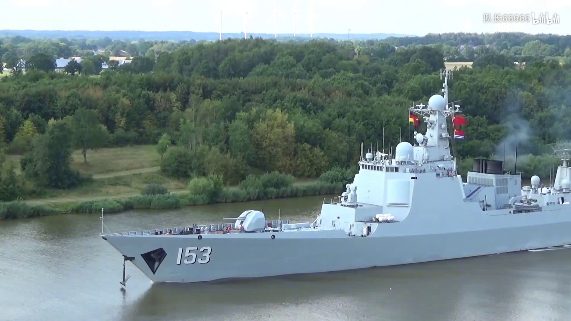 中国海军"西安"号驱逐舰通过德国基尔运河