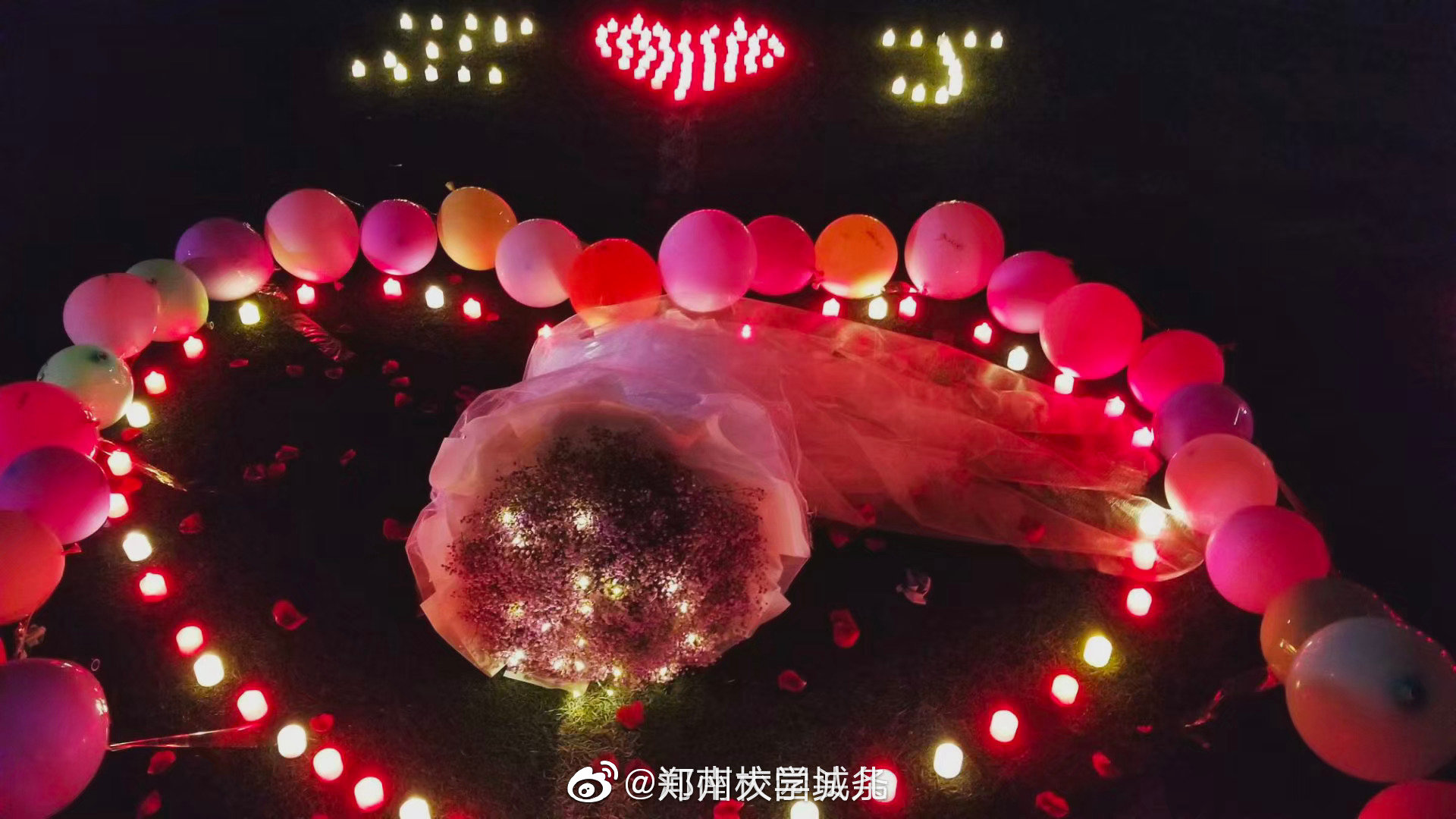 晚间狗粮!偶遇河南财经政法大学操场上的表白,男生公主抱女生