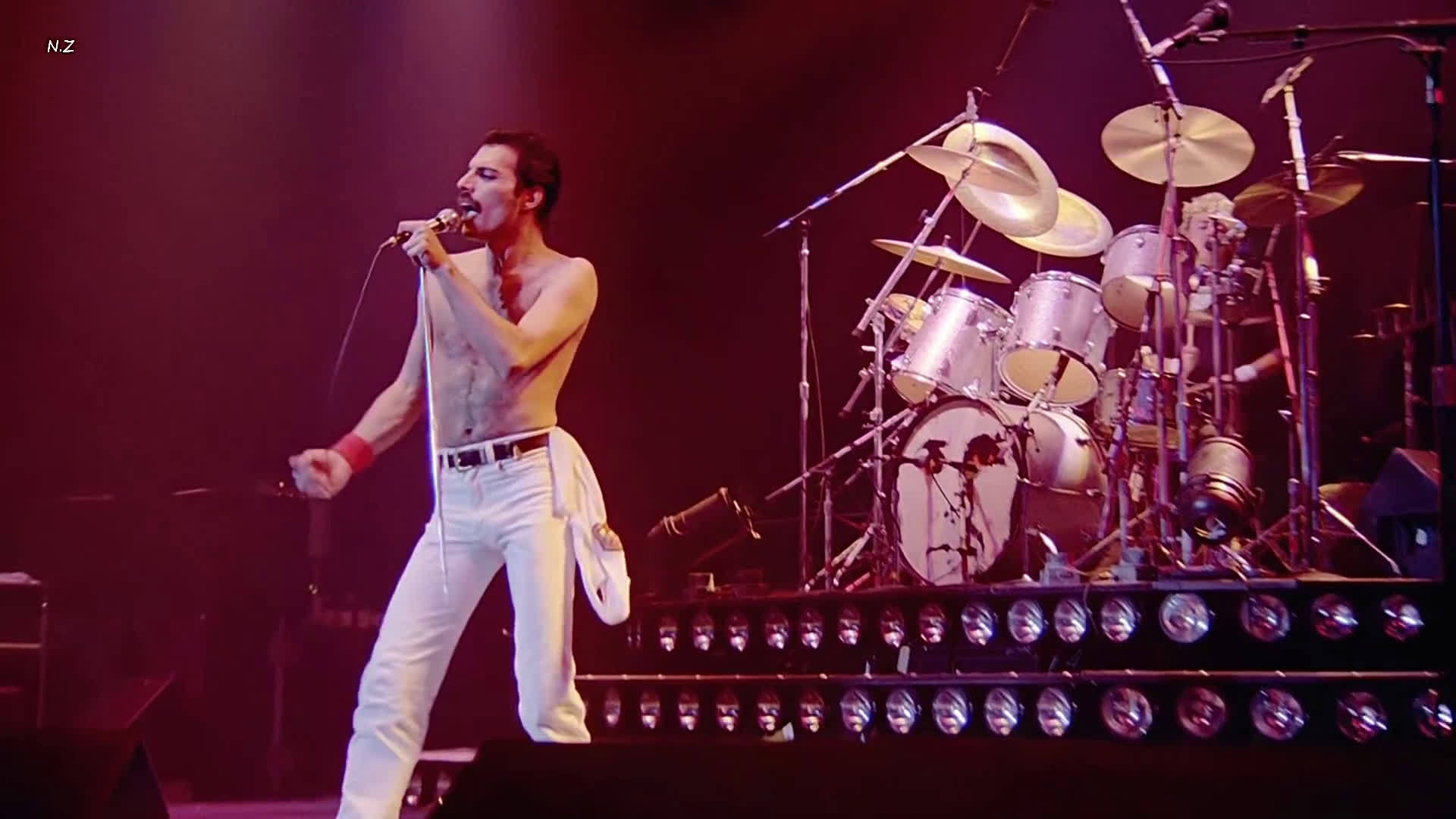 皇后乐队1981年高清演唱会现场under pressure