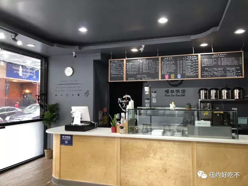 制作饭团像制作寿司那样,全开放性的吧台,手工卷成,整个制作过程都