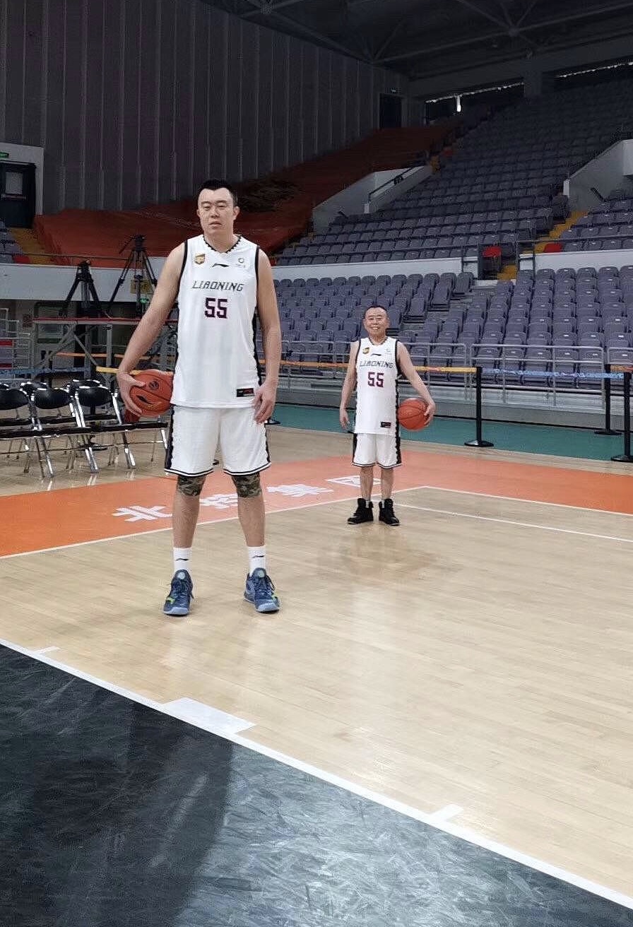 超搞笑!2米15韩德君合照1米60潘长江,最萌身高差