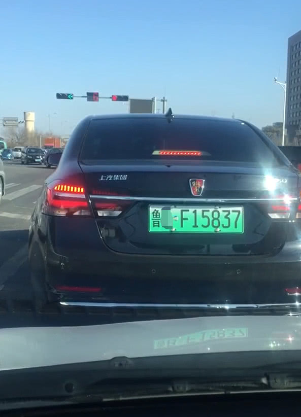 据悉,这是一辆2017款荣威e950,它是插电式混合动力汽车,它纯电续驶60