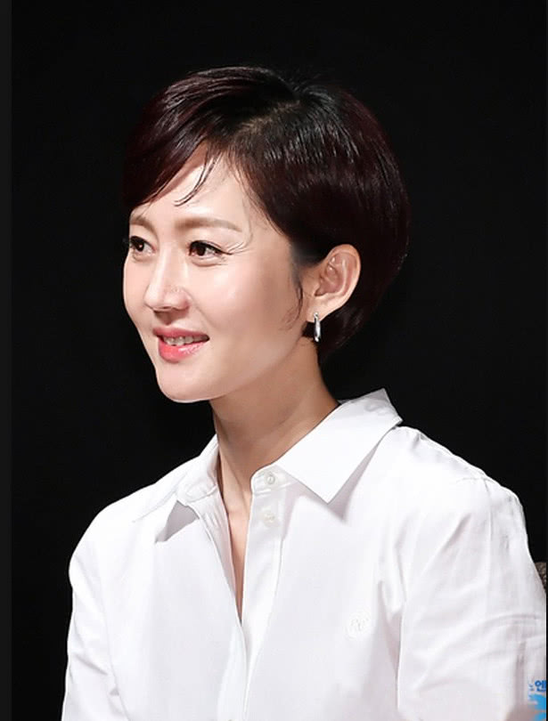 廉晶雅一袭裙装优雅出席新片报告会 秒变洒脱时髦的御姐