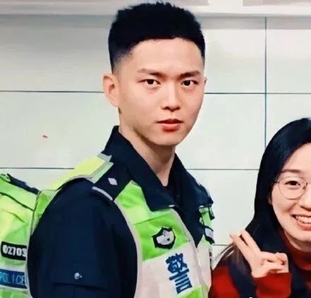 《派出所的故事》,并且大概率是在看曹家渡派出所的周世奇警官