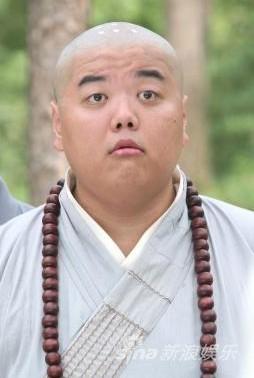 还有一部是芒果台热播神剧《济公活佛》,他在里面饰演广亮大师