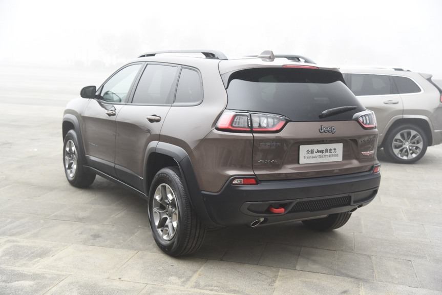 试驾新款jeep自由光,彻底回归家庭定位,动力表现超出预期