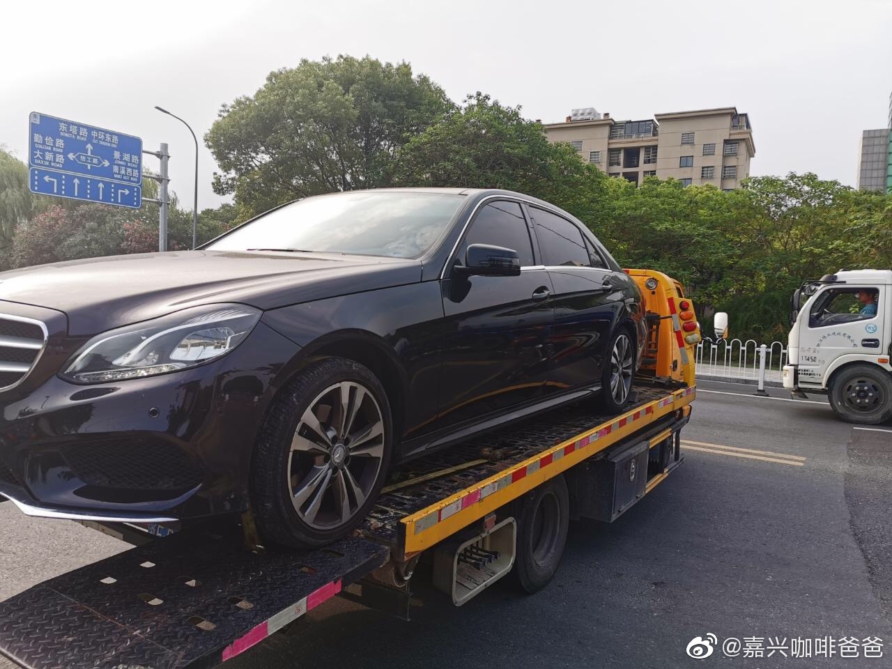 网友爆料奔驰e260l轿车8月26日故障方向盘锁死叫拖车维修