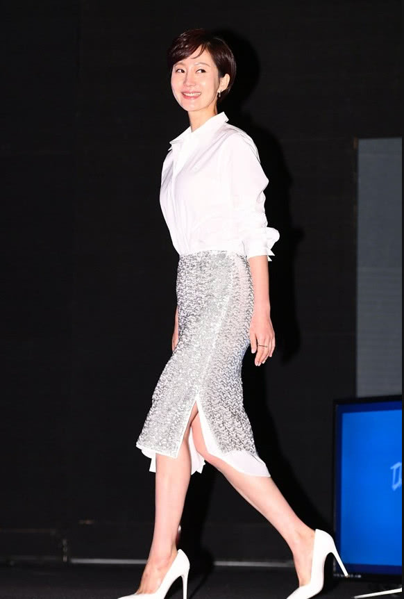 廉晶雅一袭裙装优雅出席新片报告会 秒变洒脱时髦的御姐