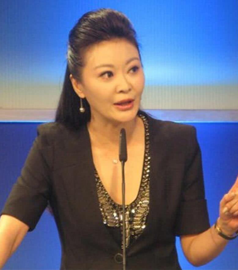 她跟老公都是央视主持人,两人坚持十年做丁克,意外怀孕收获幸福