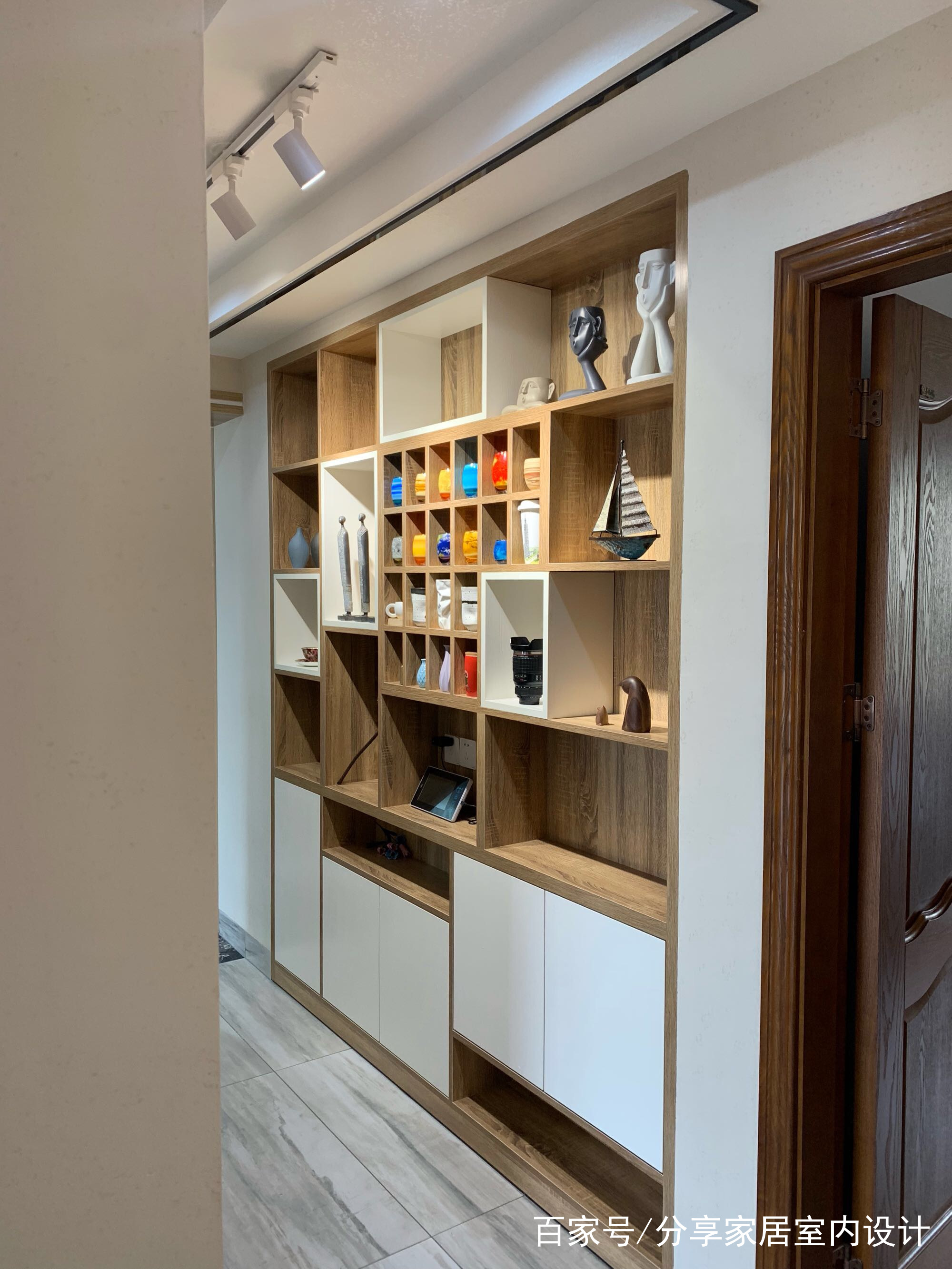 过道另外一个视角,看到过道柜子上面摆放着很多的摆件,非常漂亮,而且