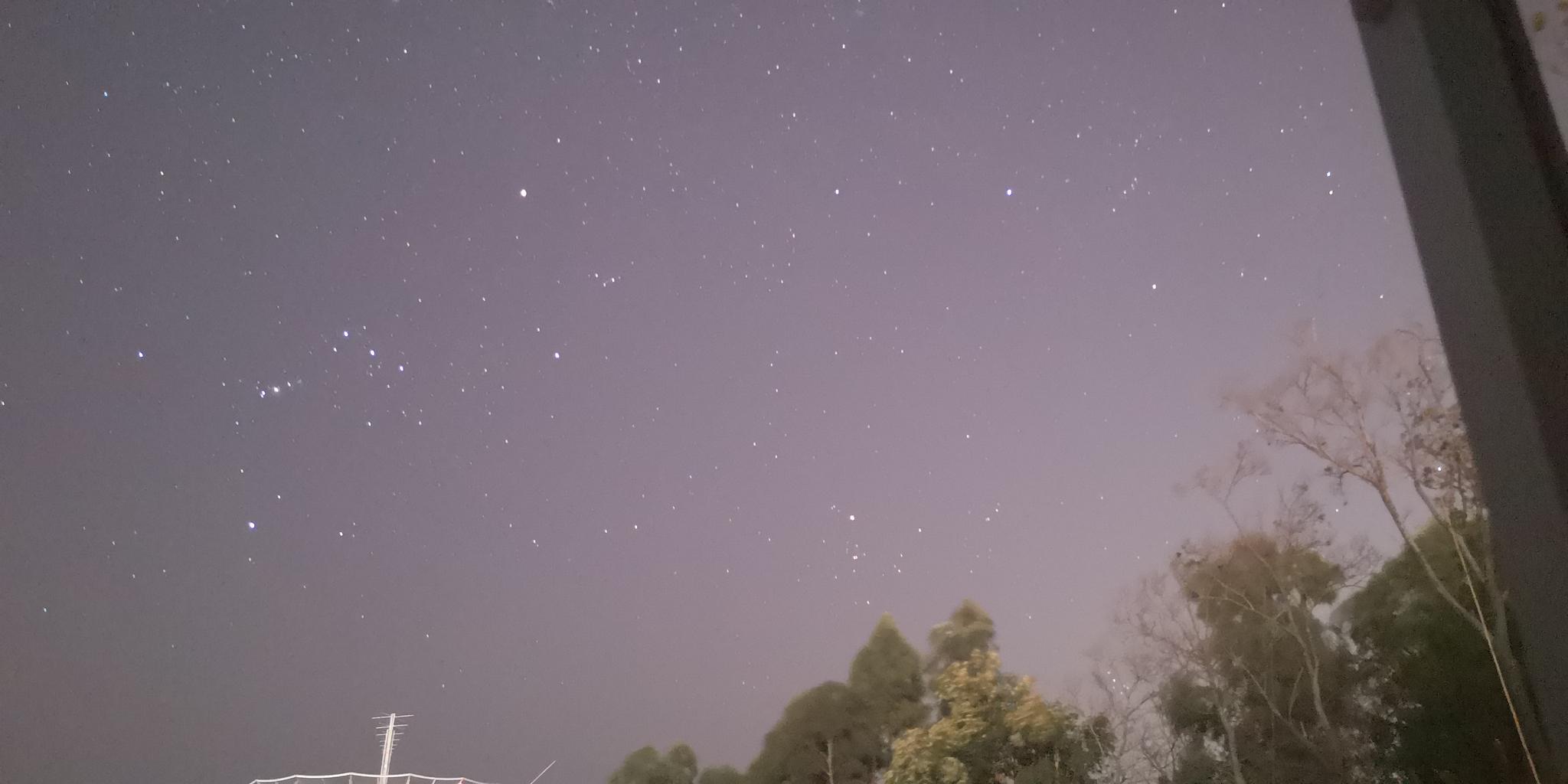 抚仙湖云南天文台太阳射电望远镜上空的猎户座与天狼星