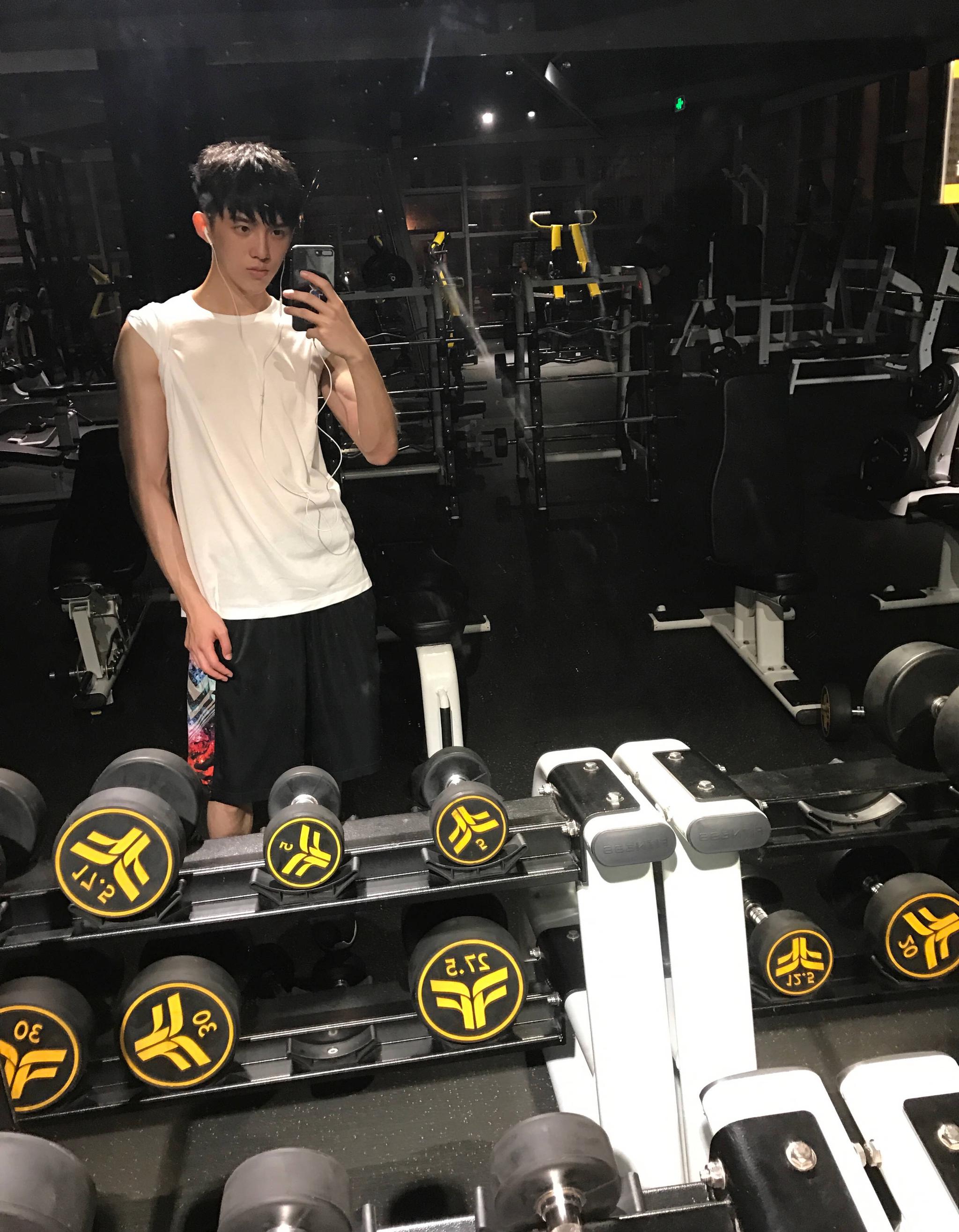 长相小奶狗,身材小狼狗的男生,你不得不服.