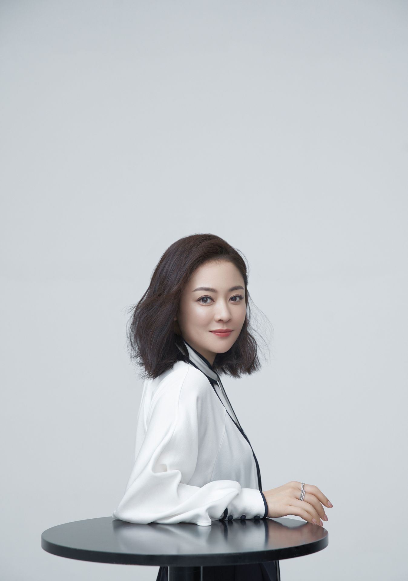 38岁的陈佳妍穿黑白配读者隔空喊话像25岁的菇凉