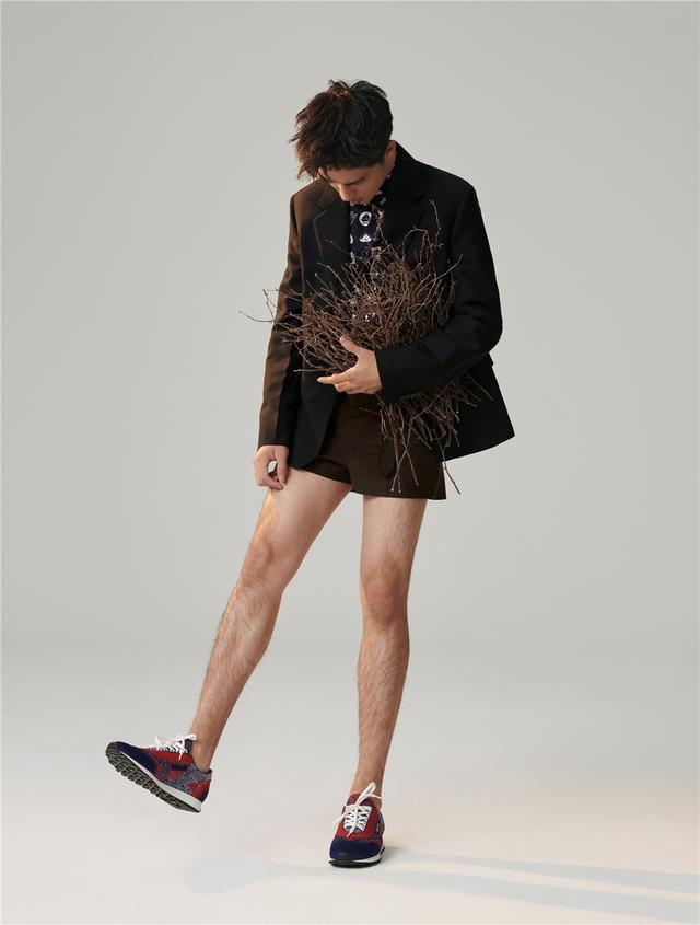 秀腿不是女星专利许魏洲解锁外刊短裤上阵黑白大片高级感十足