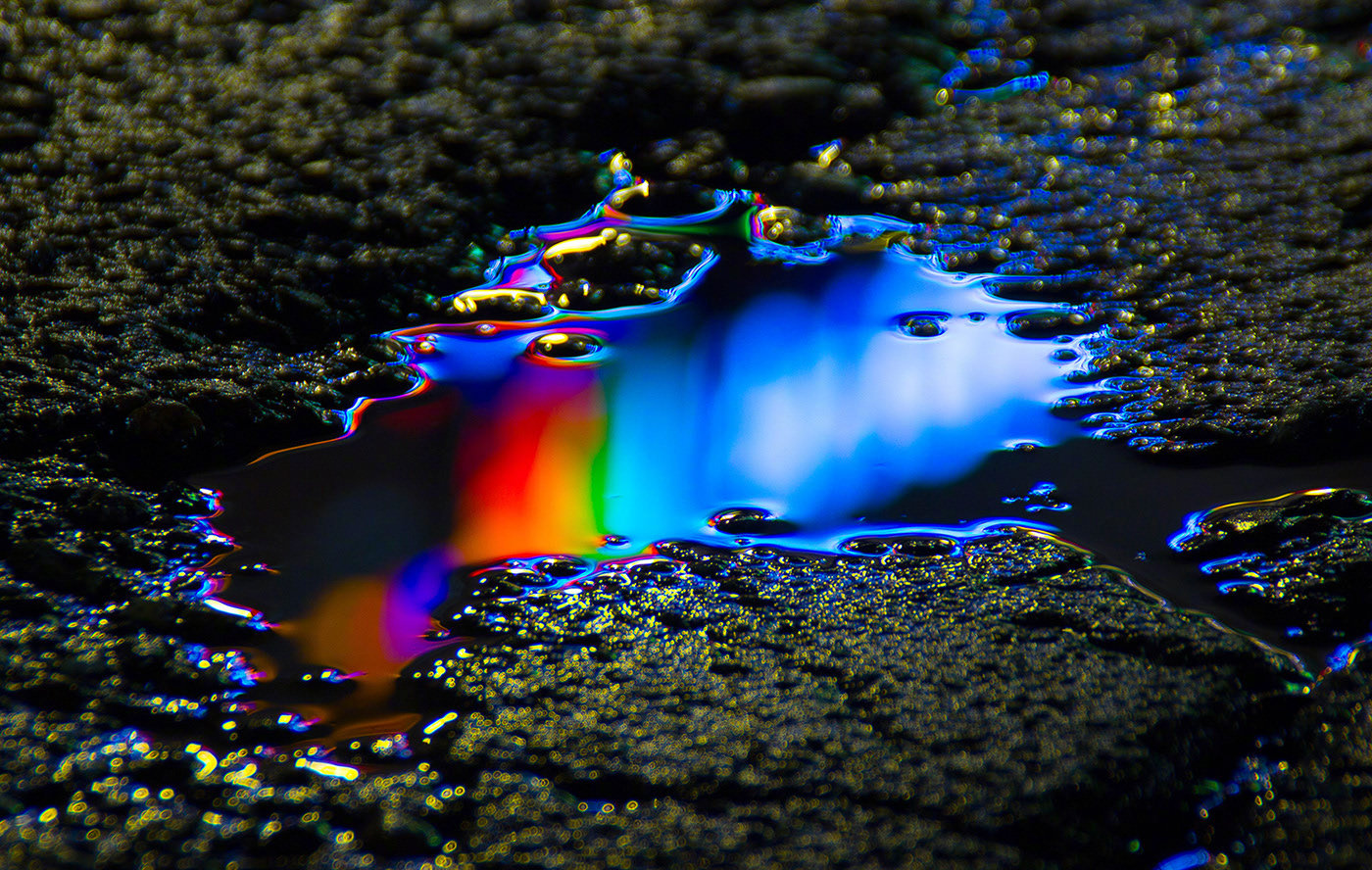 水洼中的霓虹光色 local preacher