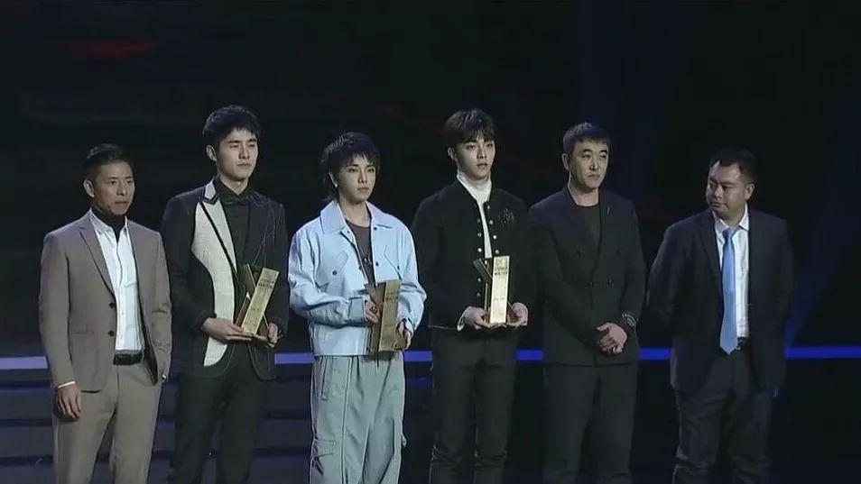 时尚晚会华晨宇与粉丝合唱《我管你》,还与刘昊然陈立农同台领奖