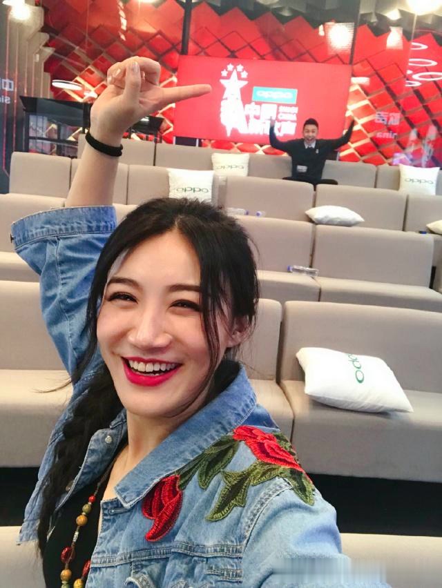 中国好声音谢霆锋没夺冠刘郡格却是赢家原因是什么