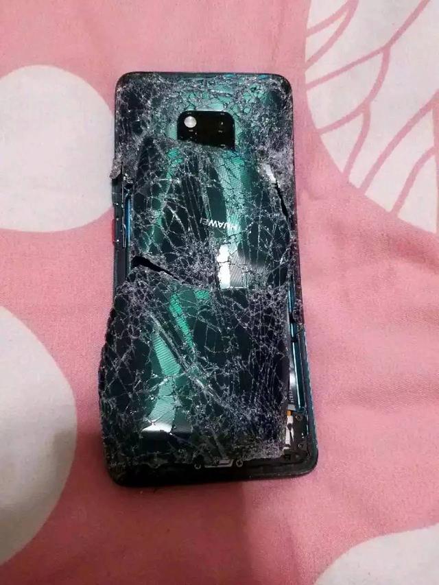 华为p30天空之境全球首碎碎得还挺艺术