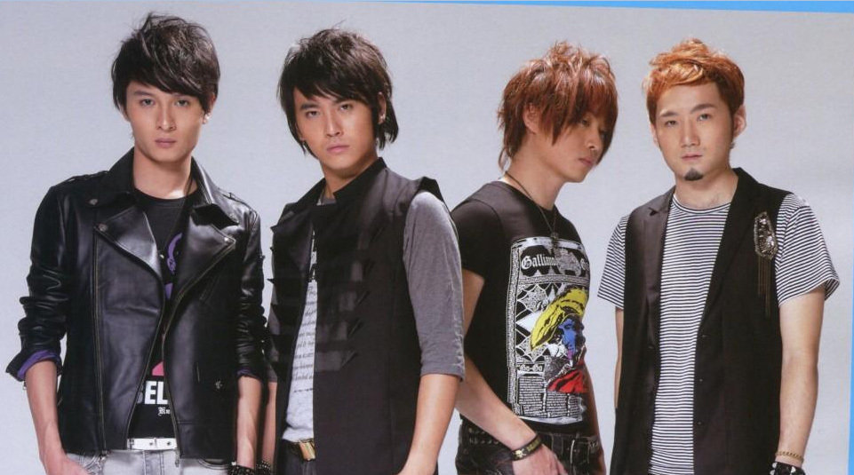 《够爱》(love enough)是台湾组合东城卫演唱的一首中文歌曲