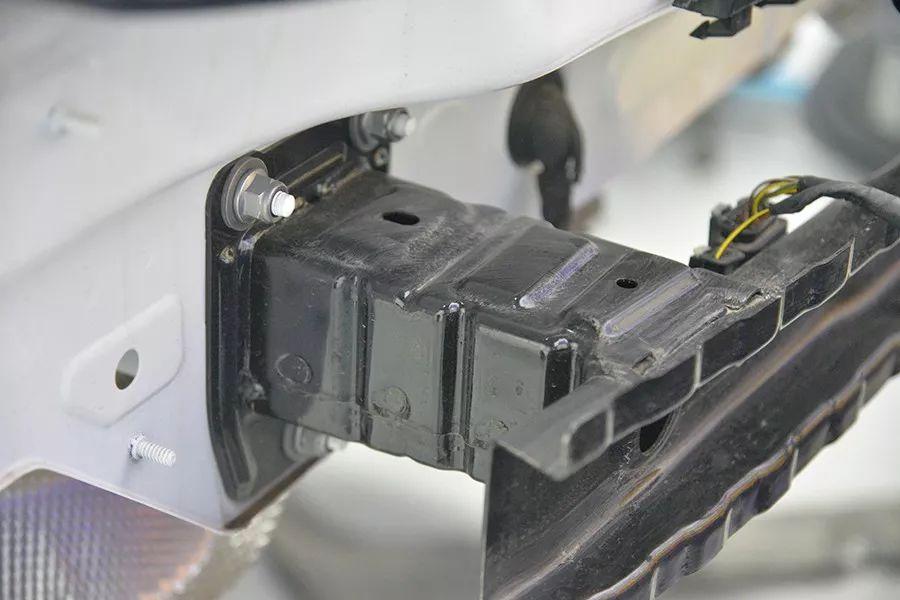 后吸能盒也是钢材,并且比较完整,有相应的溃缩褶皱和打孔.