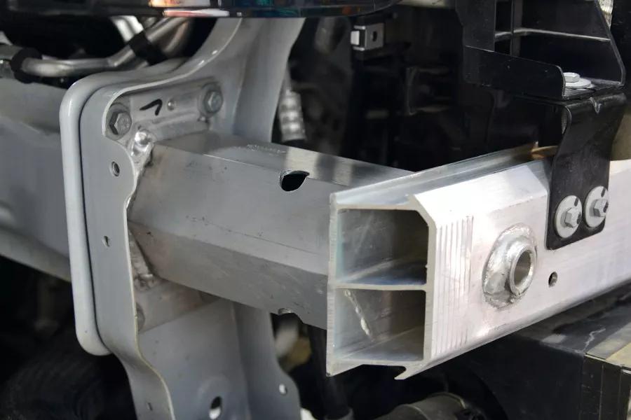 法国车的防撞梁用料,确实够实在-新浪汽车