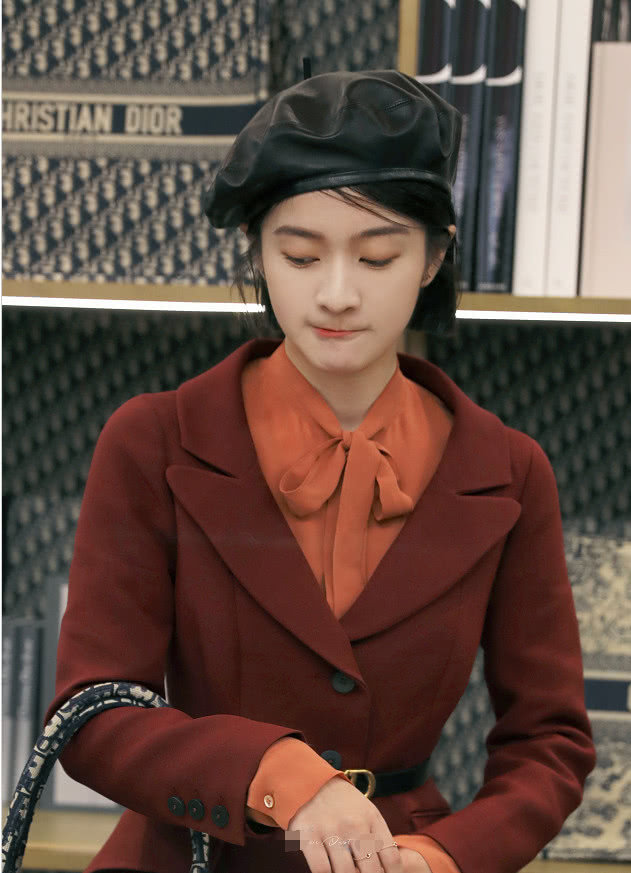 张雪迎身穿红色西装外套出席活动 文艺优雅俏佳人形象跃然纸上