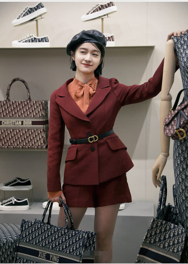 张雪迎身穿红色西装外套出席活动 文艺优雅俏佳人形象跃然纸上