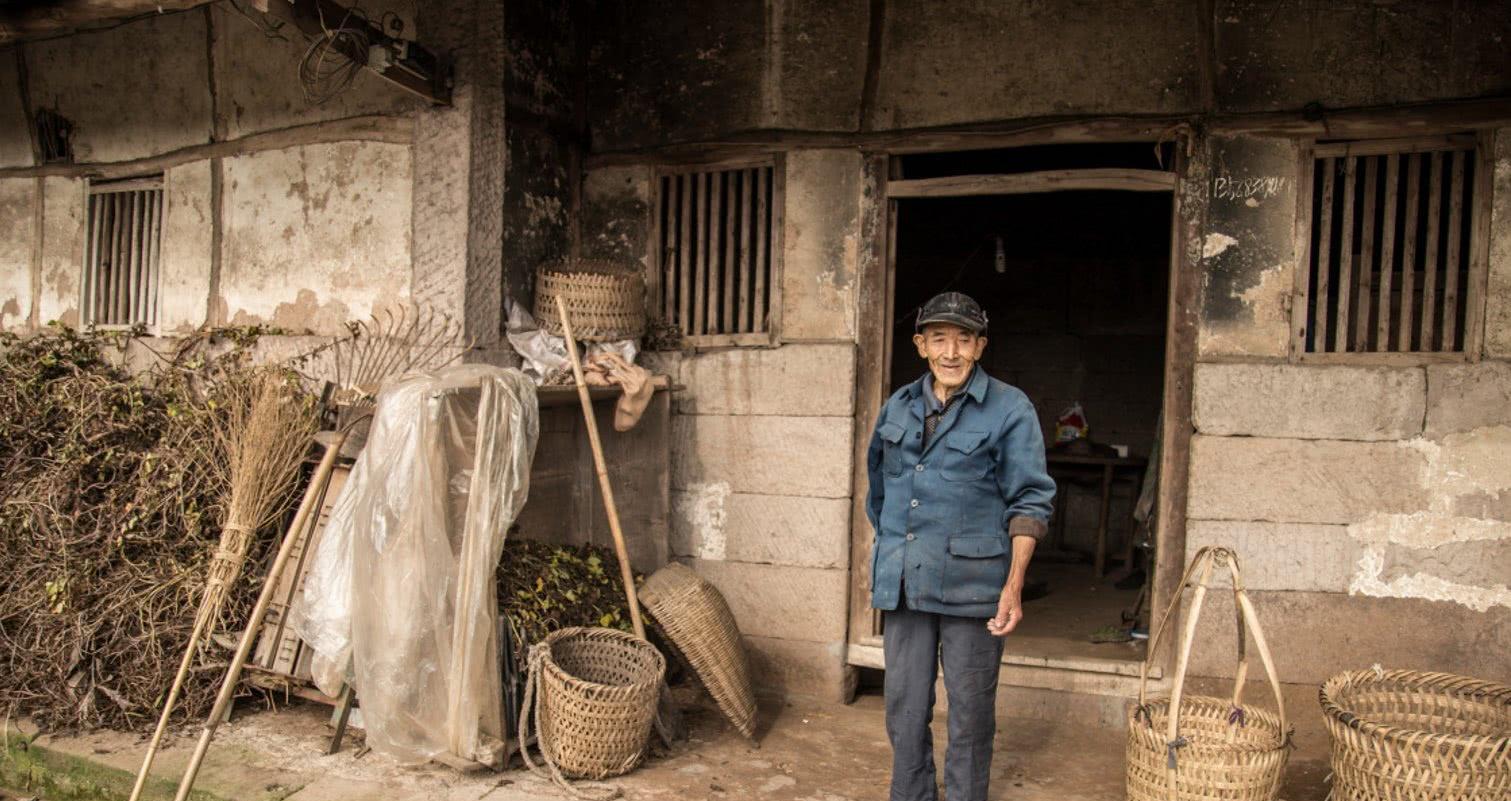 七旬独臂老人独自生活,捡个傻新娘过十五年,晚年孤独一人