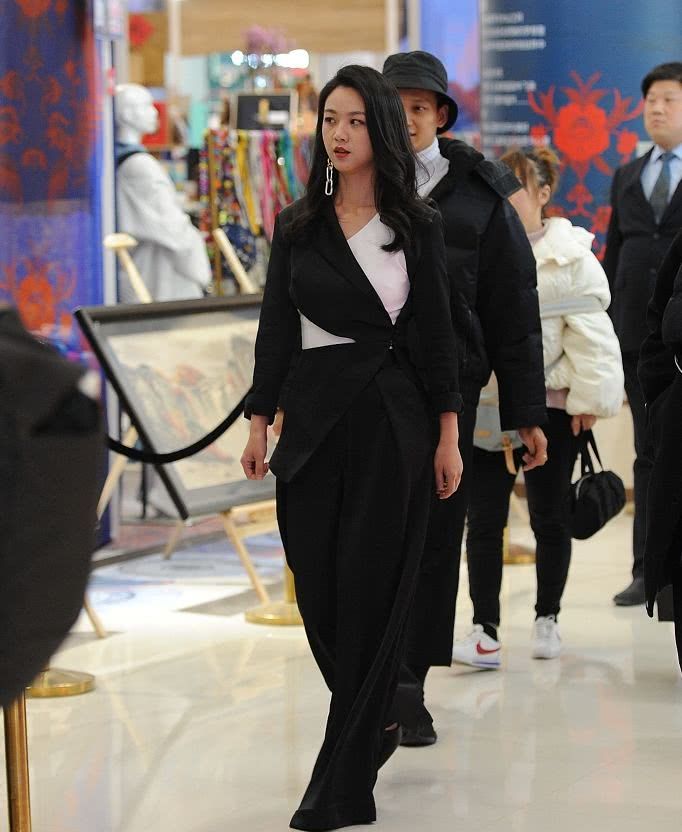 40岁汤唯现身机场,上身意外抢镜,网友:还是那么挺!