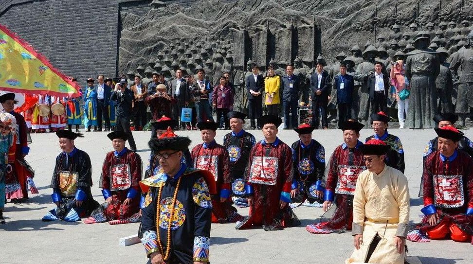 他是乾隆的直系后代手握一本宫廷奇书治好了不少疑难杂症