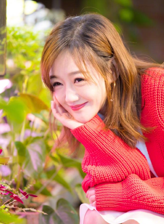 40岁薛佳凝晒嘟嘴自拍,水灵大眼抢镜,与路人偷拍反差大?