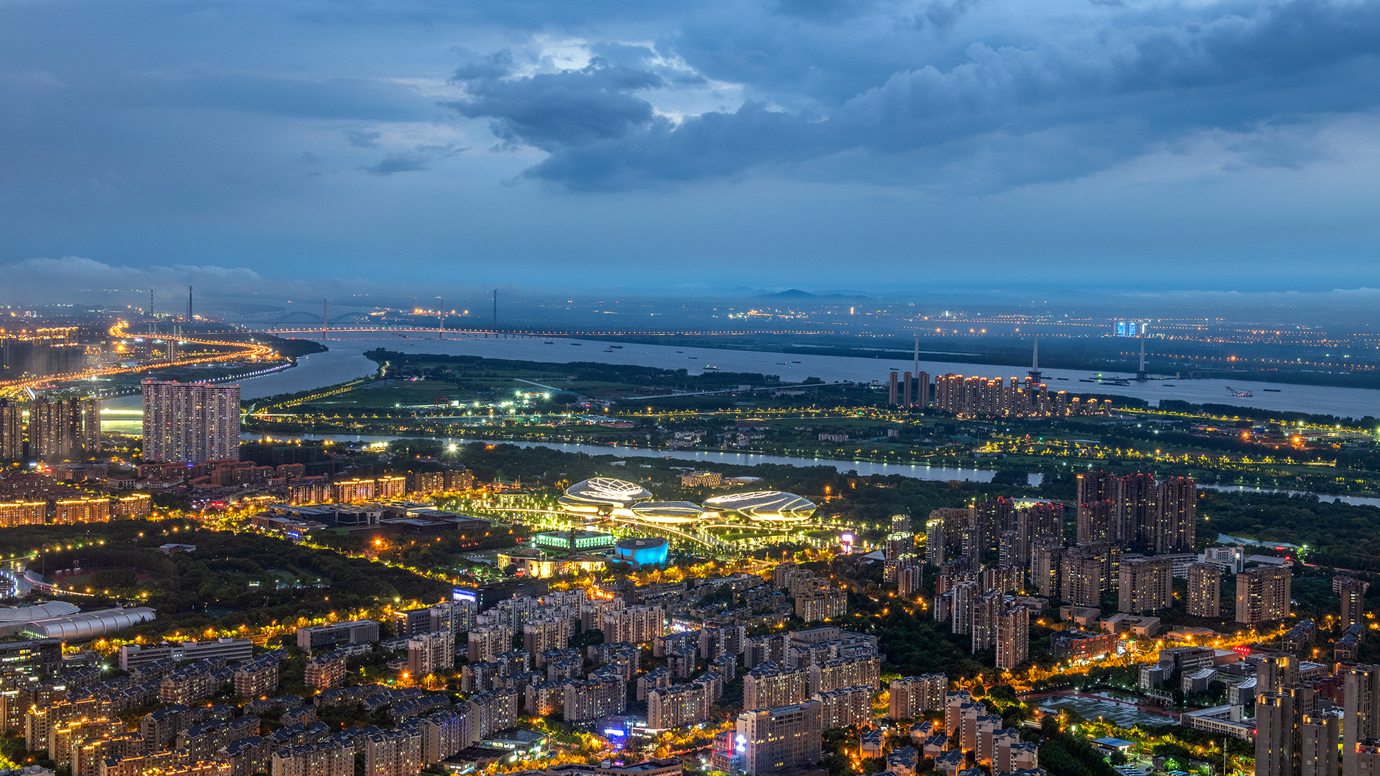 上周的南京城风雨雷电蔚为壮观
