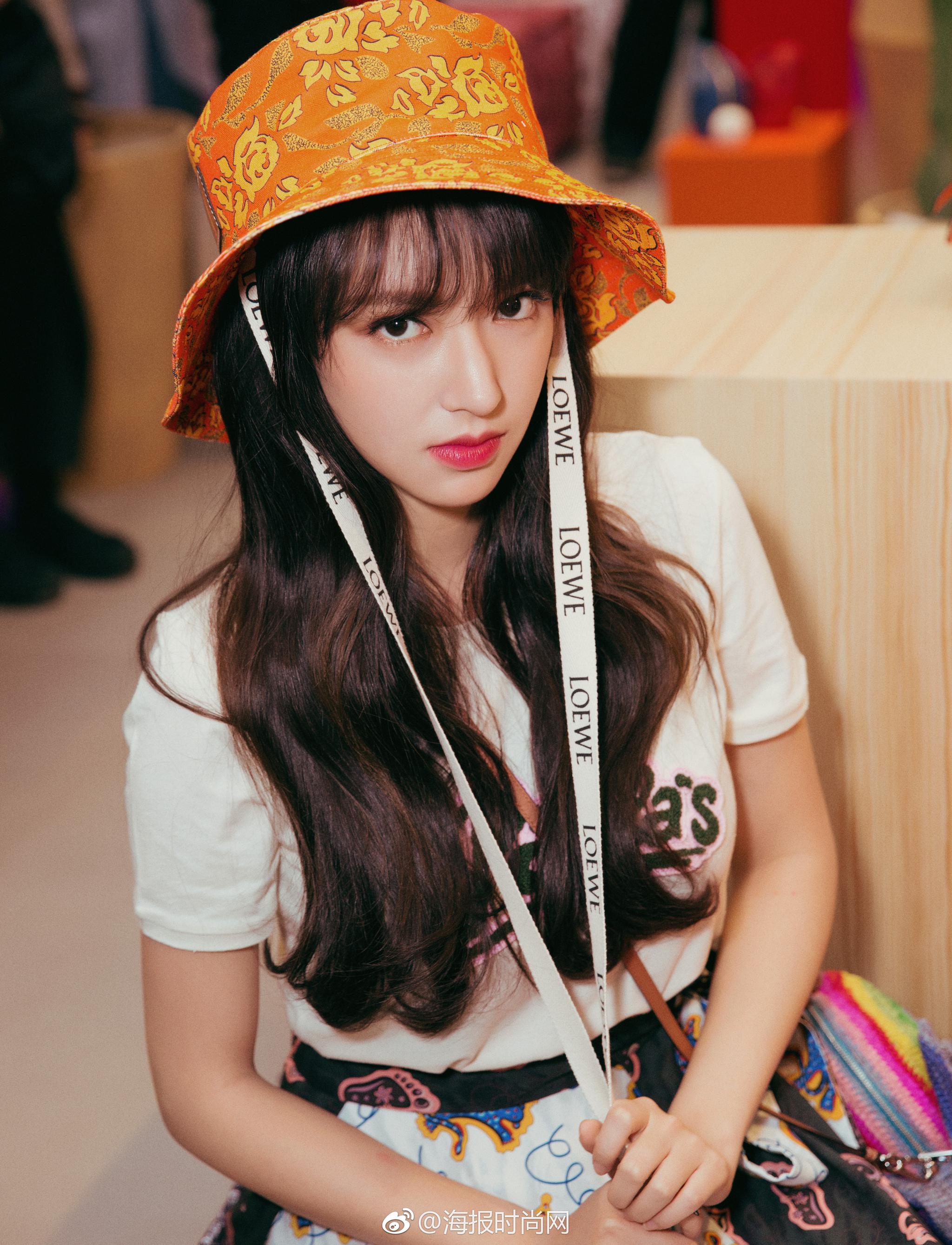 宇宙少女程潇以裙装look亮相loewe罗意威paulasibiza限时店开