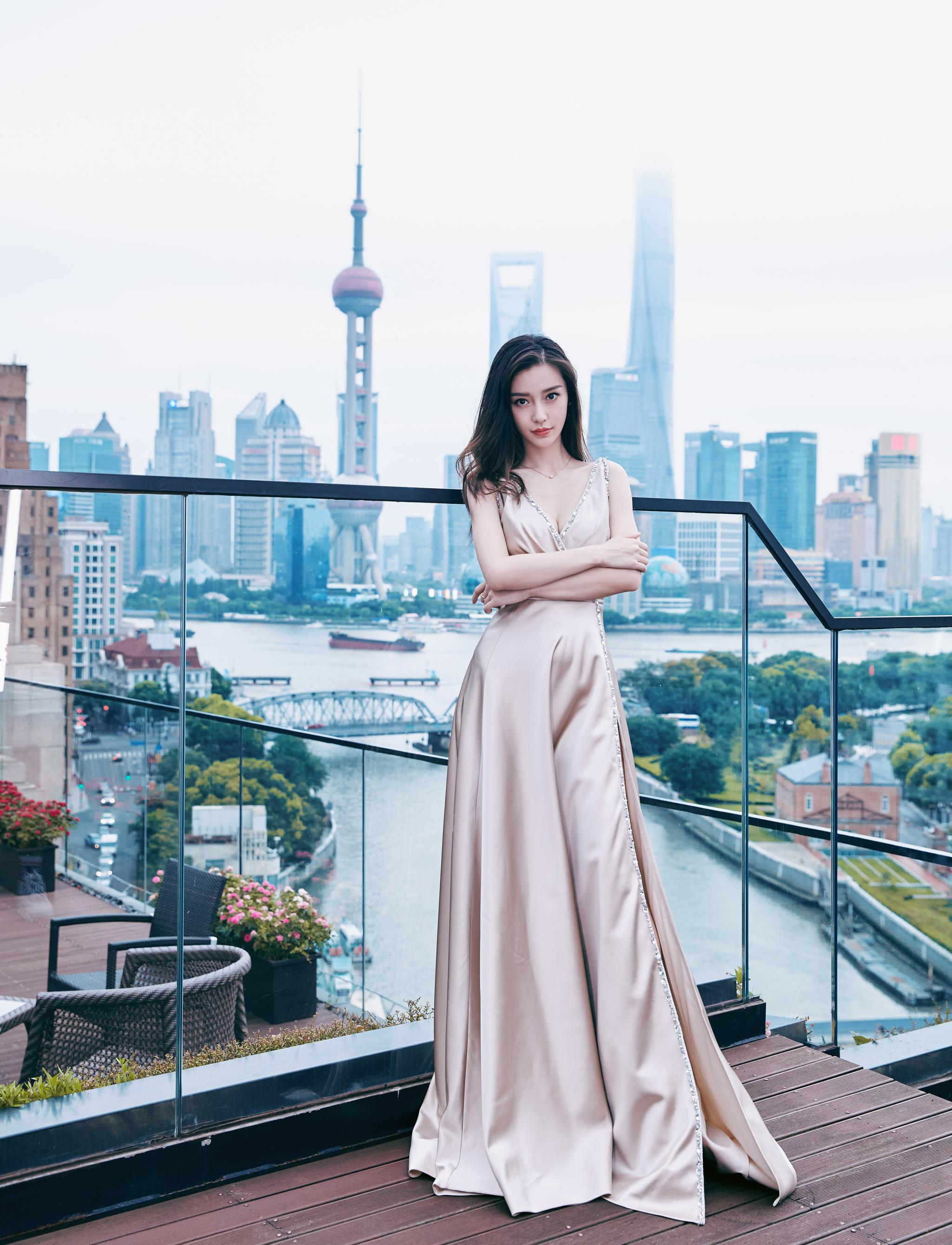 angelababy现身上海雪花秀活动独特的金色深v高开衩礼服惊艳迷人