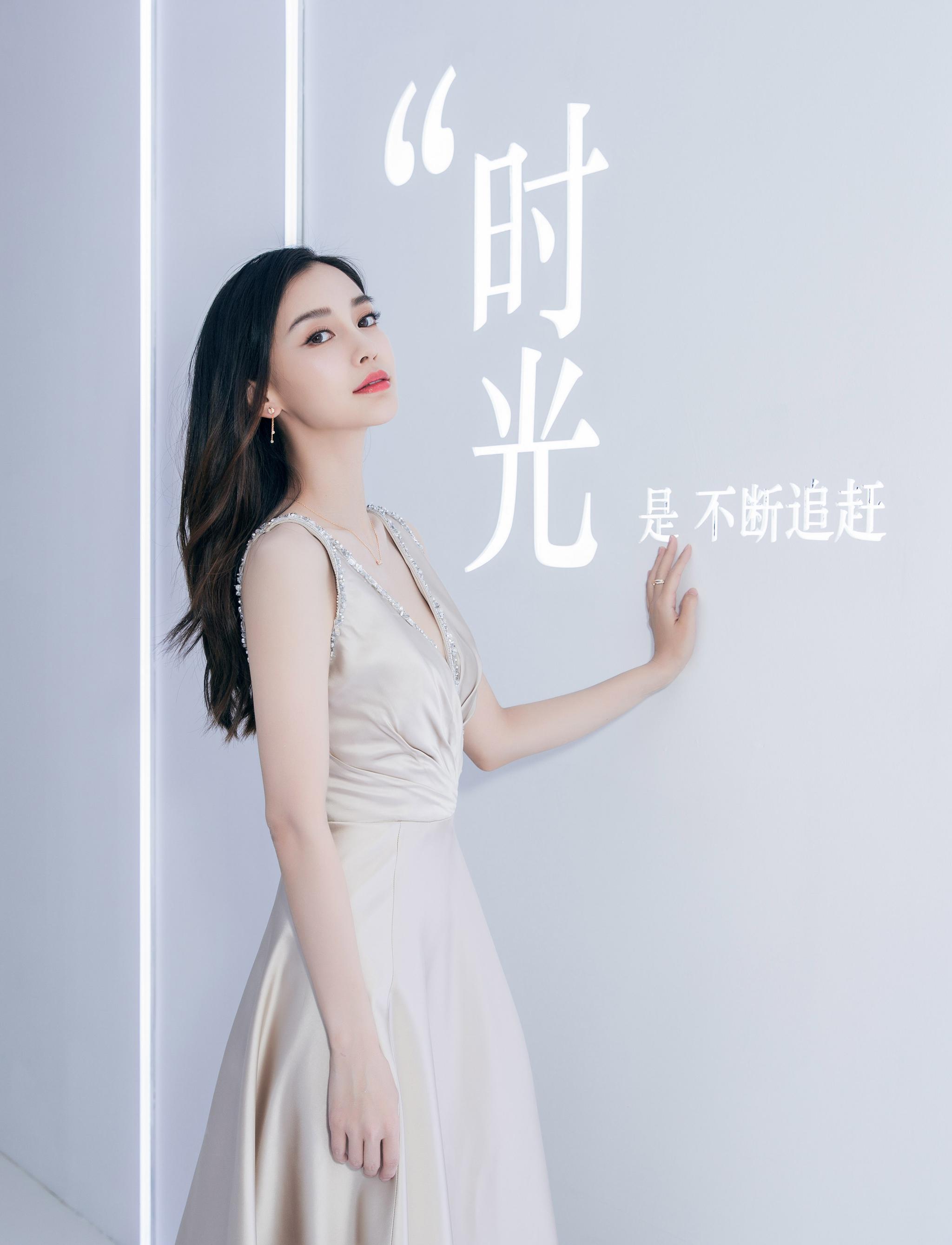 angelababy现身上海雪花秀活动,独特的金色深v高开衩礼服惊艳迷人