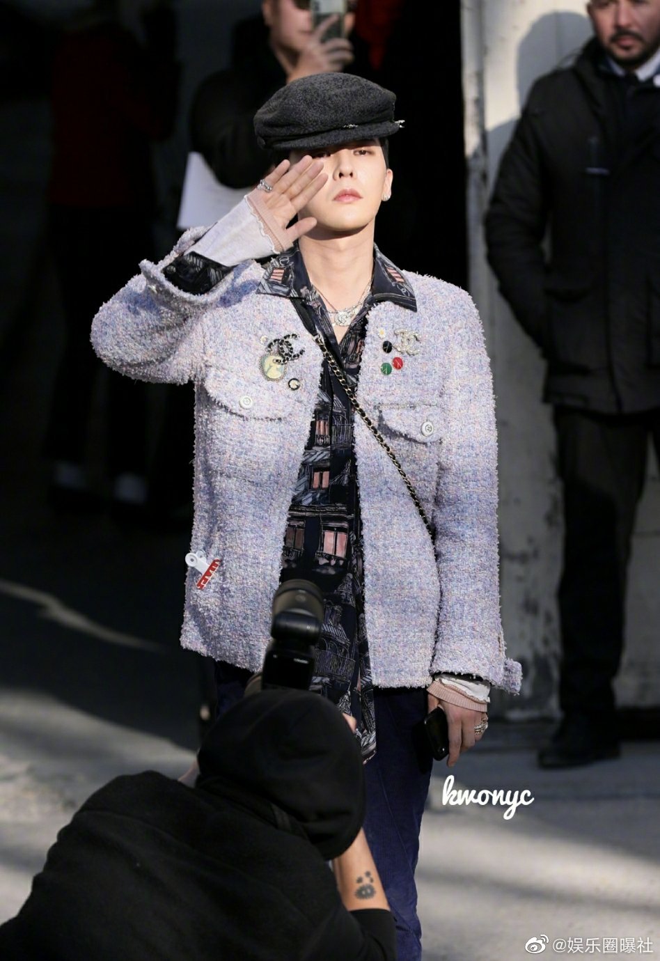 权志龙现身香奈儿高定时装秀,黑色贝雷帽加浅蓝色外套_高清图集_新浪