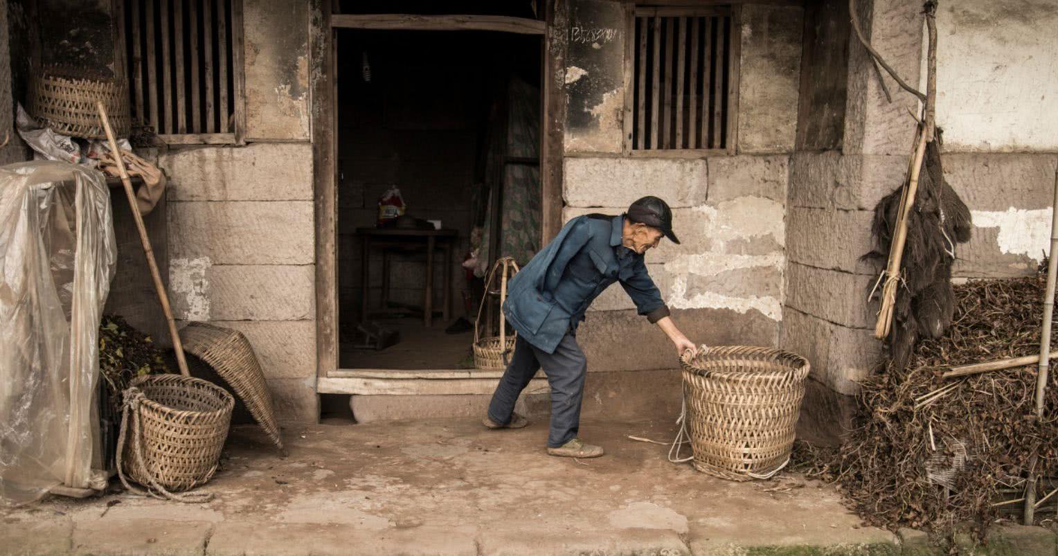 七旬独臂老人独自生活,捡个傻新娘过十五年,晚年孤独一人