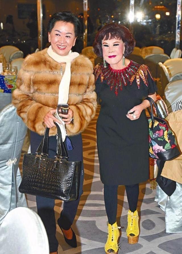 87岁黄夏蕙与丈夫甜蜜庆结婚36年当众拥吻婚后长年分居恩爱如初