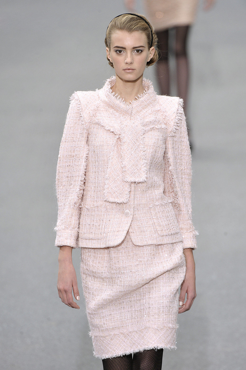 那种长度在腋下位置小短衫,一度也是平价时装的风潮,大概十年