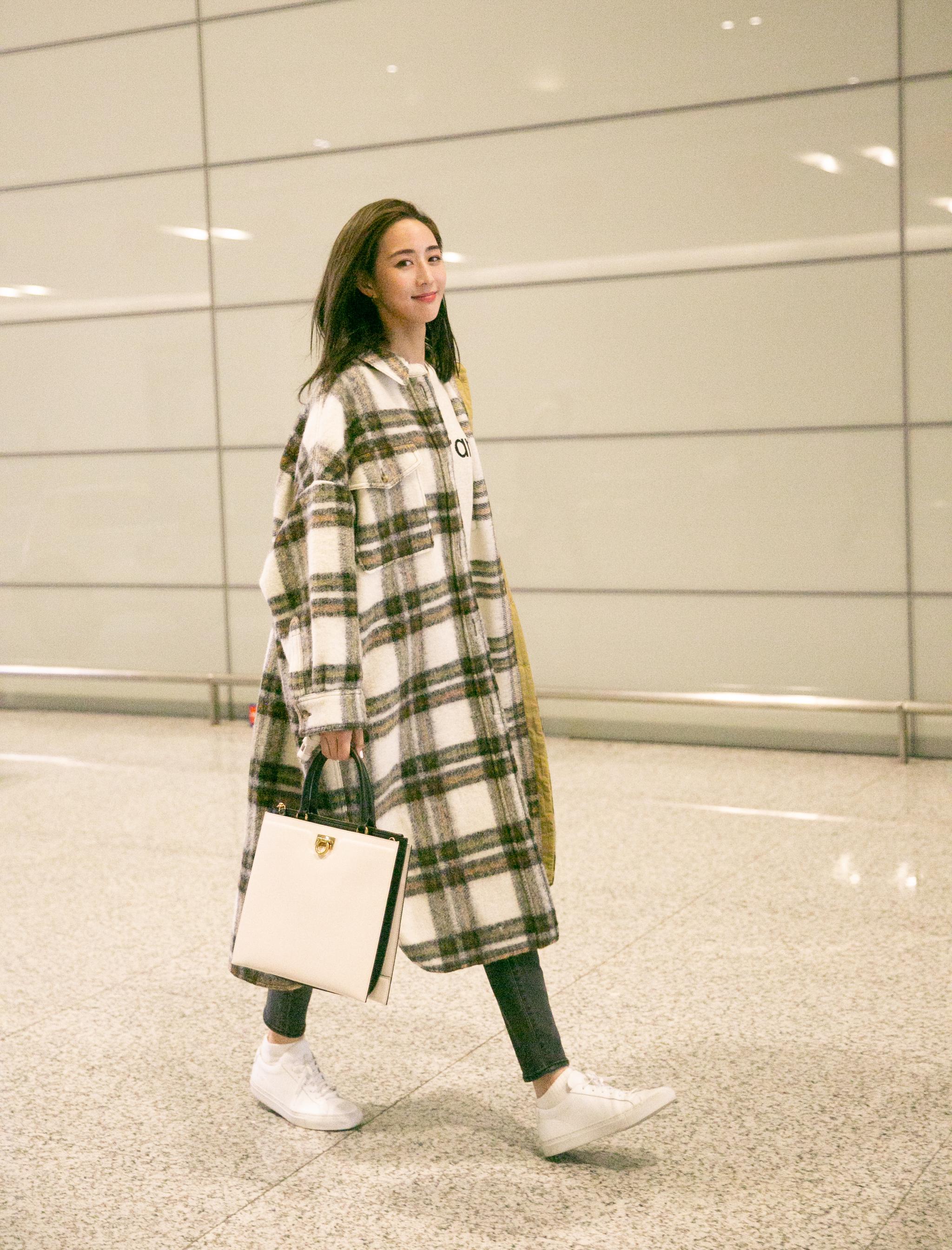 张钧甯机场look,格子大衣很潇洒,身材气质太好了