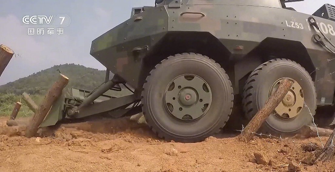 解放军的多款轮式扫雷破障工程车