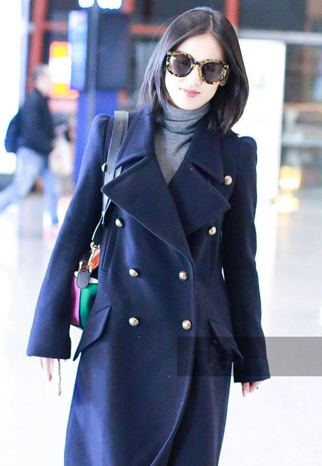 也最低的保养方面藏蓝色长款风衣,黑色的流苏低调,但是却非常有内敛