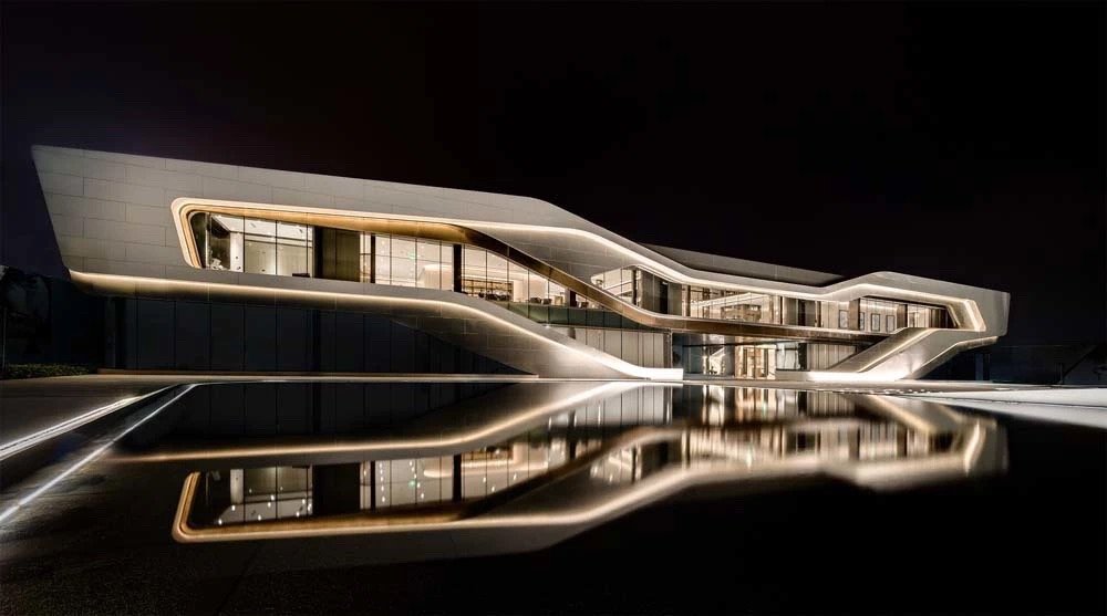 国际著名建筑师高迪曾经说过 直线是属于人类的