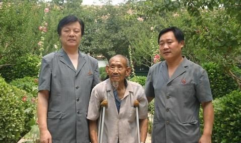 老人去世后,子女在遗物中发现一张旧纸,意外暴露老人真实身份