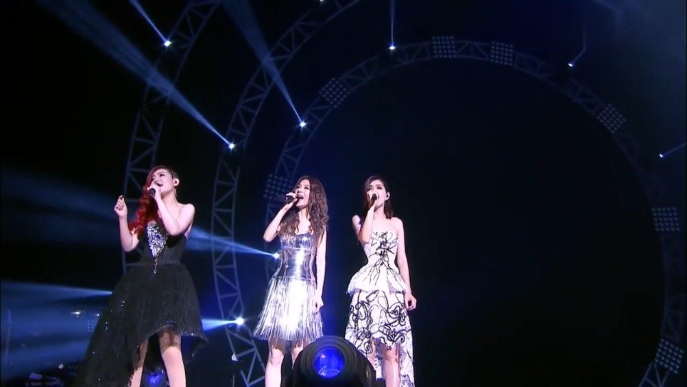 she《天灰》这首歌曾陪我度过了无数个失眠的夜