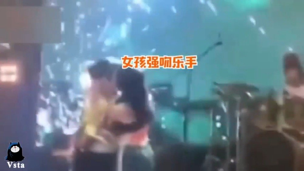 彭磊被女粉丝强吻 也太淡定了吧