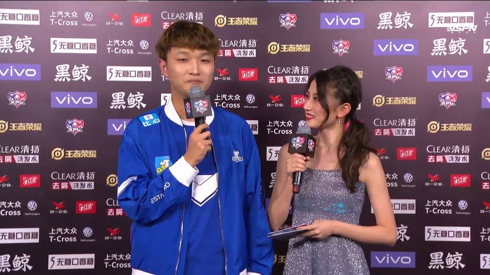 猫神@陈正catgod 在今晚的kpl赛后采访中向张靓颖发出了开黑邀请
