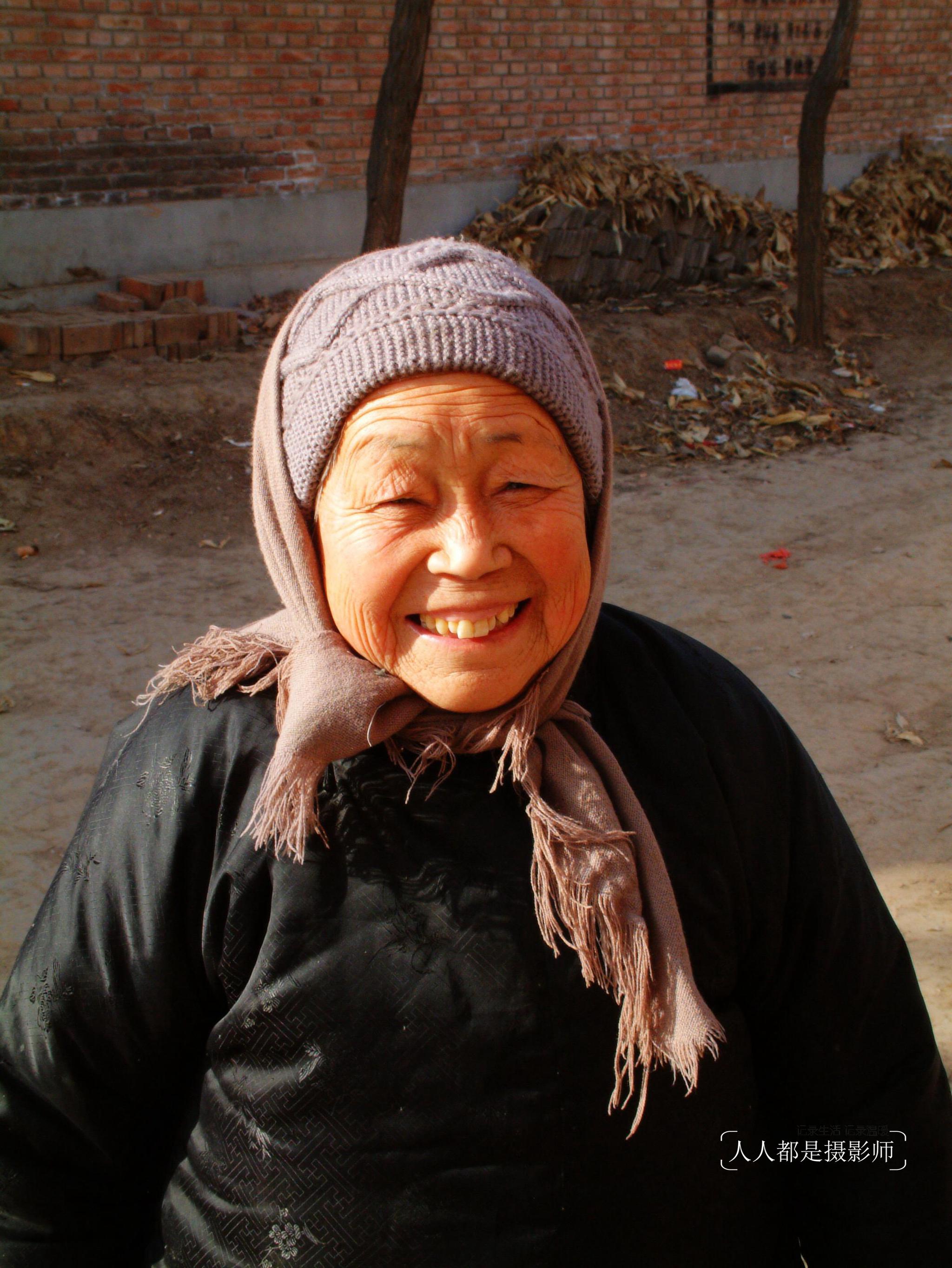 村里盼儿回家的爹娘,围巾成了冬天温暖的牵挂