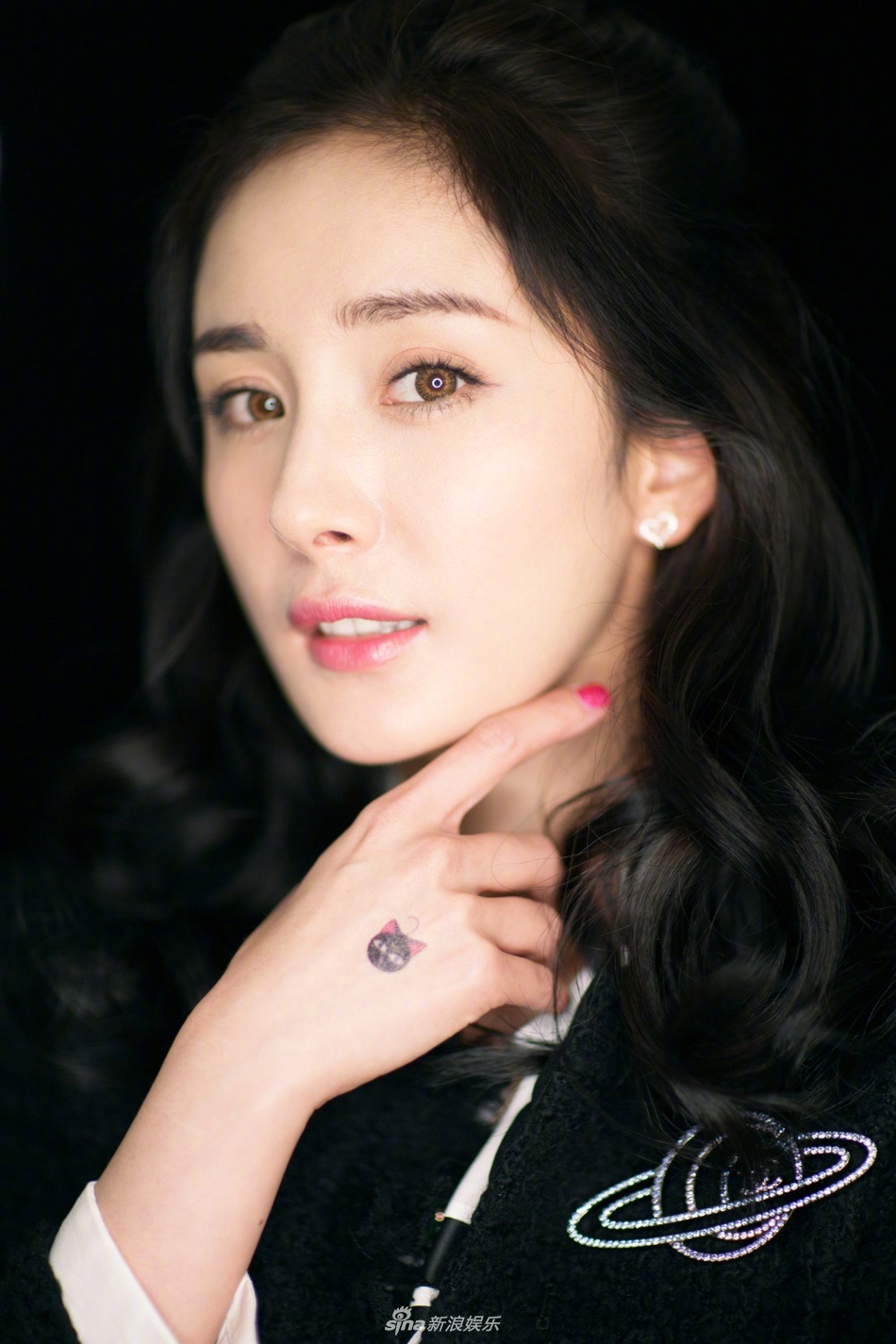 杨幂也玩纹身?手指"黑桃纹身"抢镜|纹身|黑桃|杨幂_新浪新闻