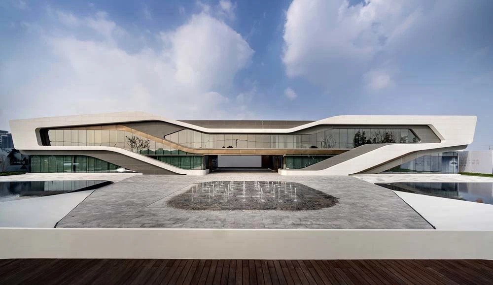 国际著名建筑师高迪曾经说过 直线是属于人类的
